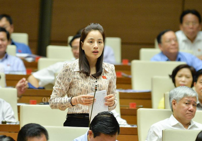 Đại biểu Quốc hội Hứa Thị Hà, Đoàn Đại biểu Quốc hội tỉnh Tuyên Quang đặt vấn đề với Bộ trưởng Phùng Xuân Nhạ rằng, trong kỳ thi quốc gia 2017 có những học sinh đạt điểm tối đa là 30 điểm nhưng vẫn trượt đại học. Chúng ta cần phân biệt tổ chức thi thành công và tuyển sinh thành công... (Ảnh: quochoi.vn) Đại biểu Quốc hội Hứa Thị Hà, Đoàn Đại biểu Quốc hội tỉnh Tuyên Quang đặt vấn đề với Bộ trưởng Phùng Xuân Nhạ rằng, trong kỳ thi quốc gia 2017 có những học sinh đạt điểm tối đa là 30 điểm nhưng vẫn trượt đại học. Chúng ta cần phân biệt tổ chức thi thành công và tuyển sinh thành công... (Ảnh: quochoi.vn)