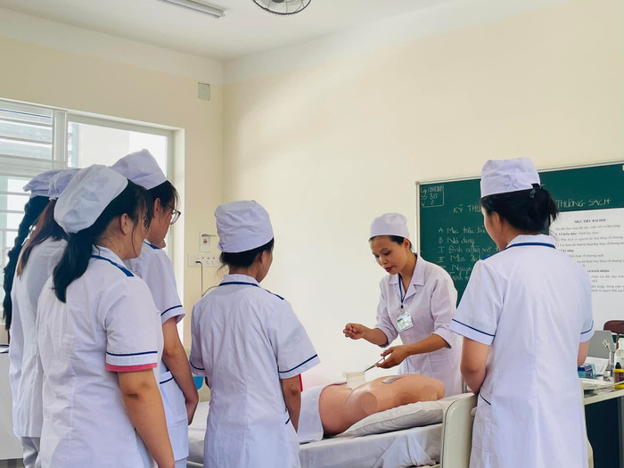 Sinh viên Trường Cao đẳng Y tế Đặng Thùy Trâm trong giờ học (Ảnh: Website nhà trường). 448720780_973438181454434_5675089821449225486_n.jpg
