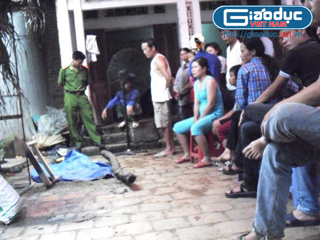 Công an khám nghiệm hiện trường vụ án