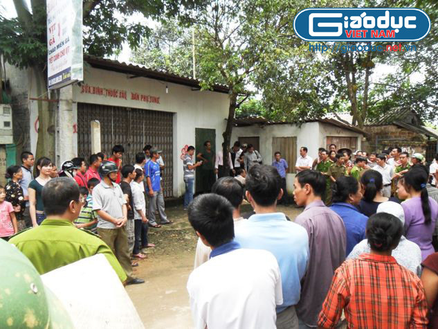 Nhiều người dân căm phẫn trước hành động thú tính của kẻ giết người đứng ngoài ngôi nhà anh Khuất Văn Hiền trong lúc công an khám nghiệm