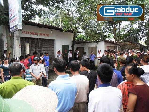 Nhiều người dân, hàng xóm cũng căm phẫn tên thủ phạm đến xem quá trình khám nghiệm của lực lượng Công an.