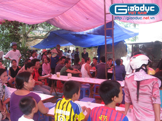 Rất đông hàng xóm đến chia buồn, đưa tiễn cháu Q. về nơi an nghỉ cuối cùng