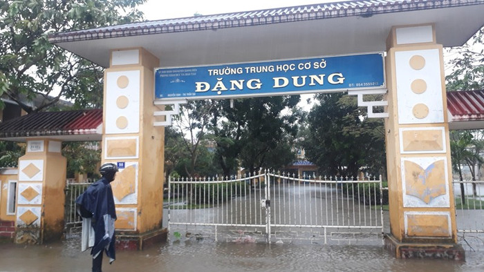 Nước lũ bủa vây trường Đặng Dung – huyện Quảng Điền.