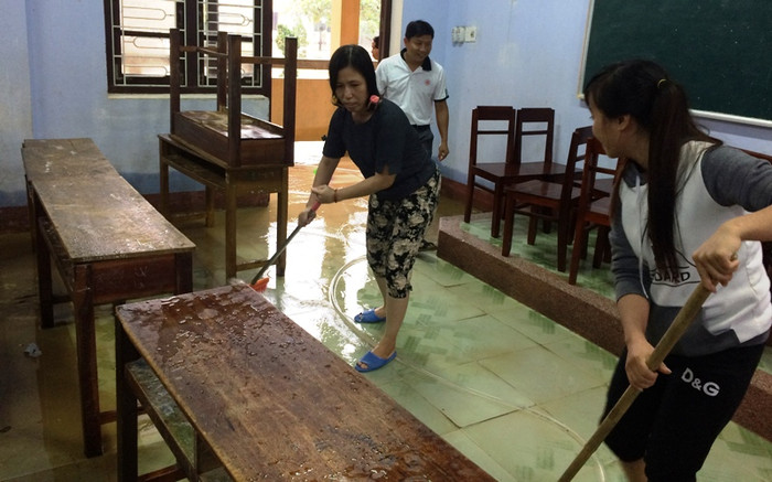 Thầy cô trường Hồ Văn Tứ - Hương Trà dọn dẹp sau lũ.