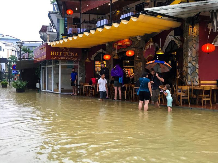 Nhiều nơi tại thành phố Huế vẫn ngập sâu. Ảnh: TL