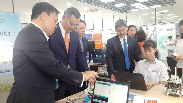 Các đại biểu tham quan các mô hình công nghệ được trưng bày. Ảnh: TT Các đại biểu tham quan các mô hình công nghệ được trưng bày. Ảnh: TT