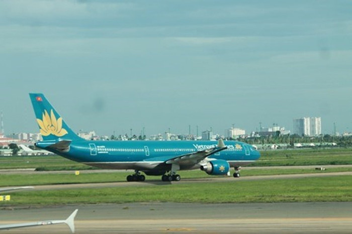 Máy bay Vietnam Airlines tại sân bay Tân Sơn Nhất - ảnh Hoàng Lực. Máy bay Vietnam Airlines tại sân bay Tân Sơn Nhất - ảnh Hoàng Lực.