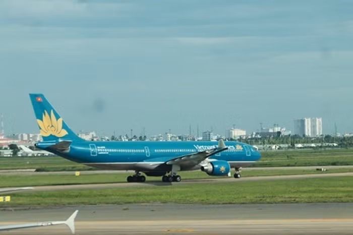 Máy bay Vietnam Airlines tại sân bay Tân Sơn Nhất - ảnh Hoàng Lực. Máy bay Vietnam Airlines tại sân bay Tân Sơn Nhất - ảnh Hoàng Lực.