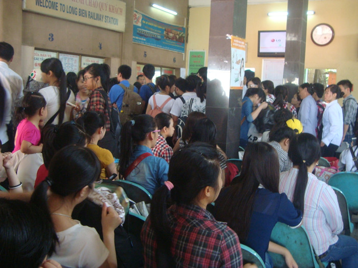 Chưa đến giờ tàu chạy nhưng ba cửa bán vé tàu đi Hà Nội - Hải Phòng đã chật cứng