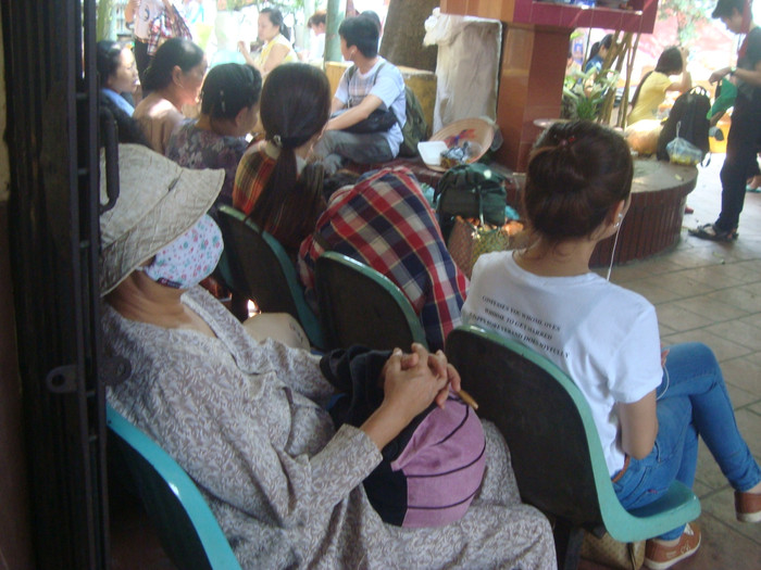 Mệt mỏi đợi tới giờ tàu chạy