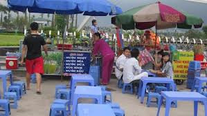 Người dân sử dụng vỉa hè để bán nước Người dân sử dụng vỉa hè để bán nước