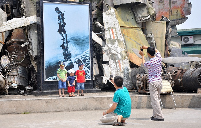 Thích thú chụp hình cùng những phương tiện chiến tranh - là thứ rất xa lạ với các bé trong thời bình này. Thích thú chụp hình cùng những phương tiện chiến tranh - là thứ rất xa lạ với các bé trong thời bình này.