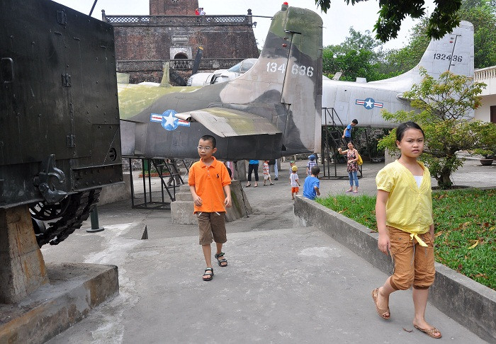 Dịp lễ 30/4 là dịp các em nhỏ đến và thăm quan các hiện vật trong chiến tranh và những thành quả mà quân đội ta đã giành được. Dịp lễ 30/4 là dịp các em nhỏ đến và thăm quan các hiện vật trong chiến tranh và những thành quả mà quân đội ta đã giành được.