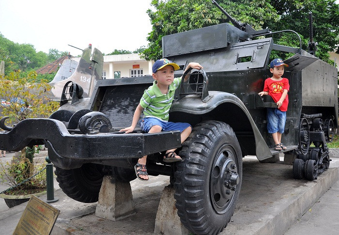 Trải nghiệm của bé cùng chiếc xe tăng. Trải nghiệm của bé cùng chiếc xe tăng.