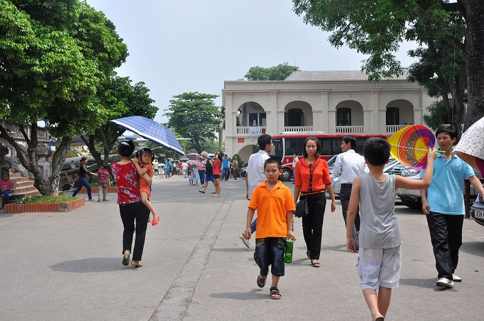 Càng về trưa dòng người thăm quan lại đông hơn Càng về trưa dòng người thăm quan lại đông hơn