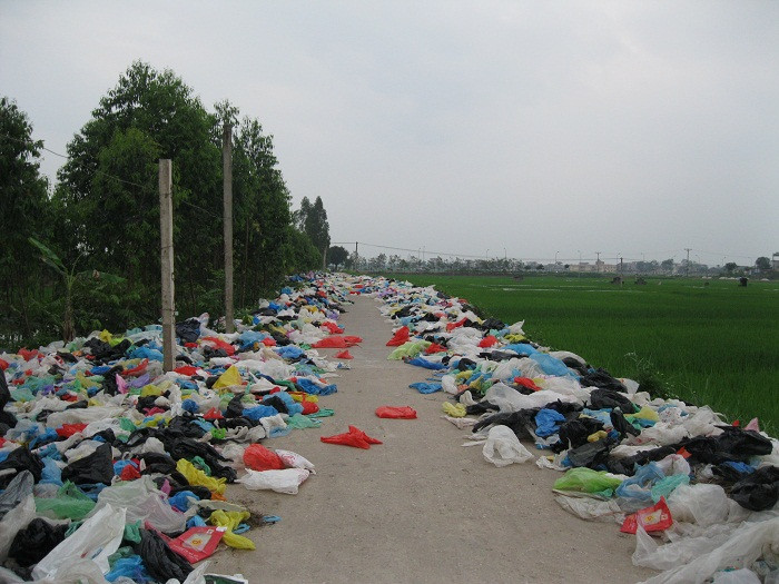 Nylon đủ màu xanh đỏ tím vàng rải kín hai bên đường, Nylon đủ màu xanh đỏ tím vàng rải kín hai bên đường,