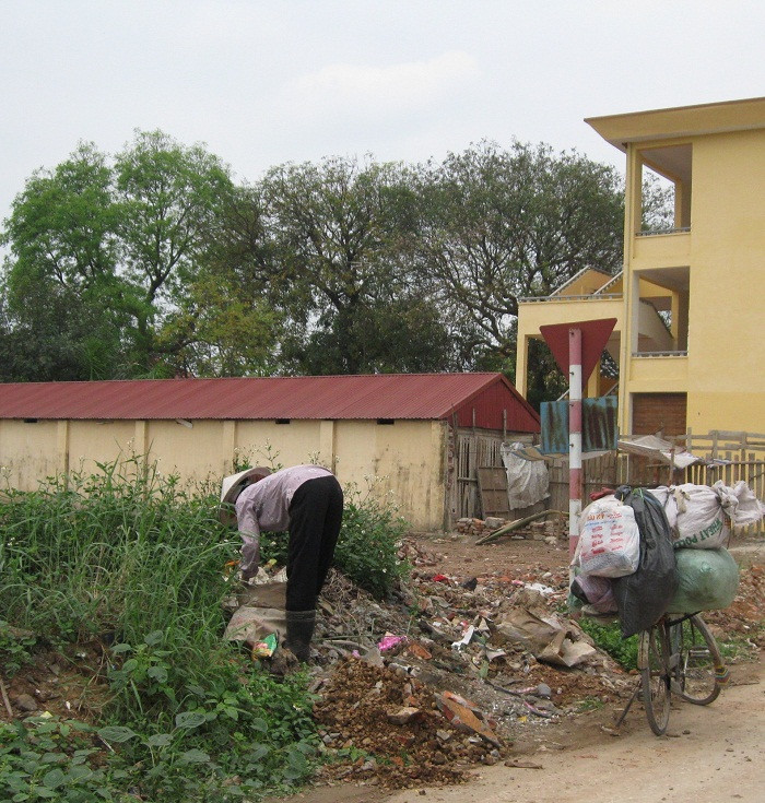 Từ sáng tới tối bà con tới các bãi rác thiên hạ, bới qua dòi bọ, xác động vật để tìm nhặt nylon, bao tải xú uế về làng rồi giặt giũ. Phơi xong rồi lại nhét chặt vào tải để đem cân, giá được có 2 nghìn đồng/kg. Cả ngày chỉ kiếm được khoảng 20-30 nghìn. Từ sáng tới tối bà con tới các bãi rác thiên hạ, bới qua dòi bọ, xác động vật để tìm nhặt nylon, bao tải xú uế về làng rồi giặt giũ. Phơi xong rồi lại nhét chặt vào tải để đem cân, giá được có 2 nghìn đồng/kg. Cả ngày chỉ kiếm được khoảng 20-30 nghìn.