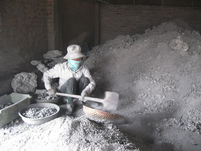 Chị Nguyễn Thị Vân (50 tuổi), quê ở Sóc Sơn làm thuê ở Mẫn Xá được hơn 10 năm. Chị tâm sự: “ Dù biết làm nghề tái chế này có nguy cơ mắc bệnh ung thư rất cao nhưng vì kiếm tiền nên chị vẫn cố gắng làm”. Chị Nguyễn Thị Vân (50 tuổi), quê ở Sóc Sơn làm thuê ở Mẫn Xá được hơn 10 năm. Chị tâm sự: “ Dù biết làm nghề tái chế này có nguy cơ mắc bệnh ung thư rất cao nhưng vì kiếm tiền nên chị vẫn cố gắng làm”.