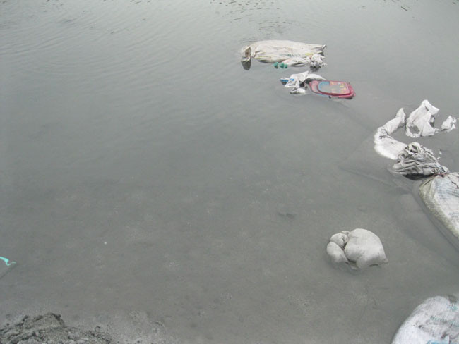 Nước thải chảy đen ngòm, cống rãnh đặc quánh váng nhôm và dầu mỡ. Nước thải chảy đen ngòm, cống rãnh đặc quánh váng nhôm và dầu mỡ.