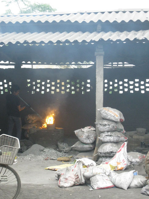 Nam thanh niên đang cô nhôm tại một xưởng sản xuất hộ gia đình nhỏ. Nam thanh niên đang cô nhôm tại một xưởng sản xuất hộ gia đình nhỏ.