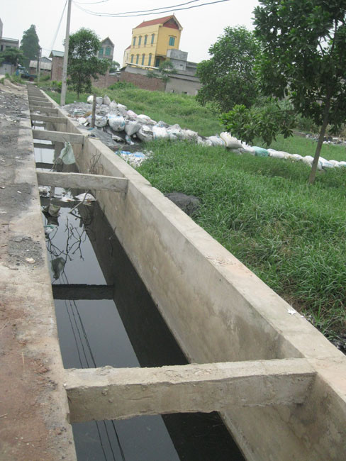 Lượng xỉ than, bột nhôm thải được người dân đổ ra ruộng, ao khiến diện tích nông nghiệp dần thu hẹp, dòng sông Ngũ Huyện Khê gần như “chết”, các loại cá tôm không thể sống trong môi trường nước ô nhiễm nặng nề… Lượng xỉ than, bột nhôm thải được người dân đổ ra ruộng, ao khiến diện tích nông nghiệp dần thu hẹp, dòng sông Ngũ Huyện Khê gần như “chết”, các loại cá tôm không thể sống trong môi trường nước ô nhiễm nặng nề…