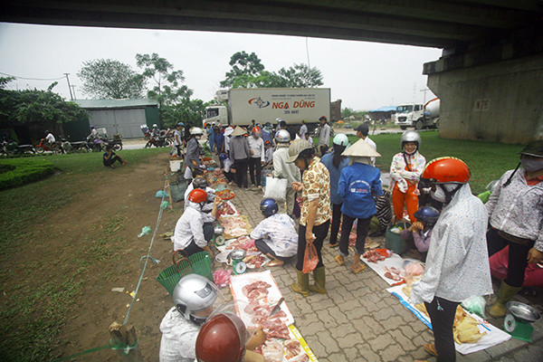 Rau quả, thịt lợn, gia cầm... được đưa về đây bán sau khi các phiên chợ đầu mối tan Rau quả, thịt lợn, gia cầm... được đưa về đây bán sau khi các phiên chợ đầu mối tan