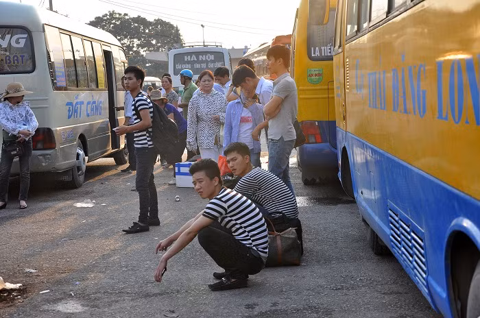 Không khí ở bến xe càng ngột ngạt hơn khi thời tiết buổi chiều nắng và nóng.