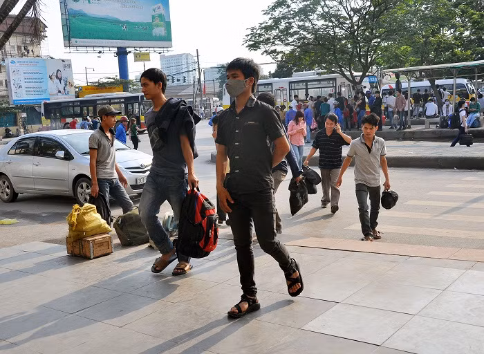 Các bạn sinh viên sau khi kết thúc buổi học cuối tuần cũng nhanh chóng ra xe để về quê cho sớm.