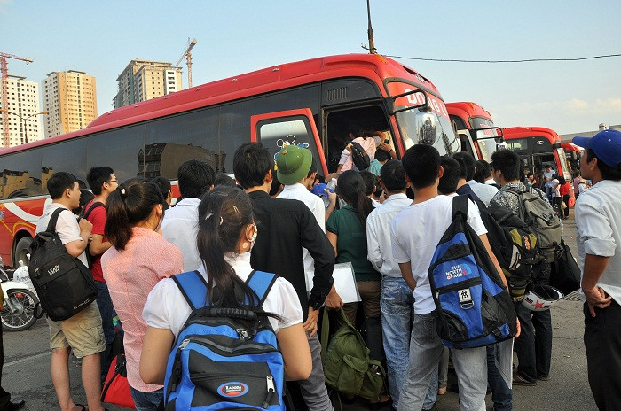 Xe về bến, người đứng, người ngồi lại ào ào chen lên xe
