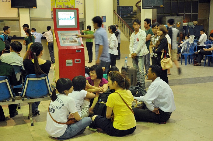 Trong khu vực nhà chờ, nhiều người đi xe về các tỉnh như Sơn La, Lai Châu, Hà Giang…cũng đang ngồi đợi tới giờ xe chạy.