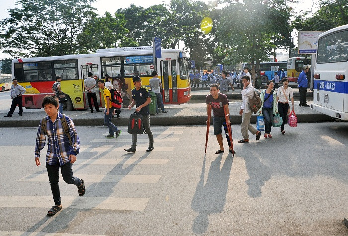 Từ đầu giờ chiều, không khí tấp lập, vội vàng… đồ về bến xe Giáp Bát mỗi lúc một đông.