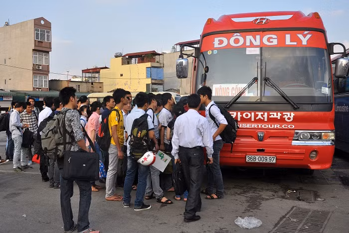 Dù đã có những tính toán và bổ xung xe trong dịp nghỉ lễ 30/4, 1/5 để phục vụ nhân dân đi lại nhưng vẫn còn tình trạng thiếu xe, đùn đẩy, chen lấn nhau lên xe.