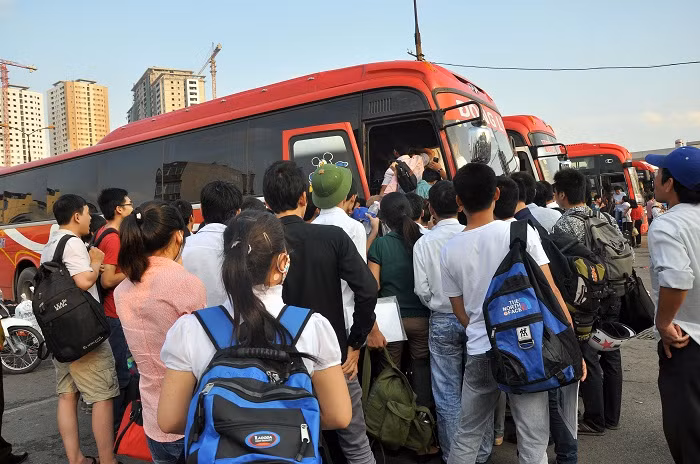 Xe về bến, người đứng, người ngồi lại ào ào chen lên xe