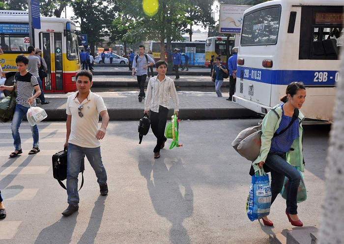 Ai ai đến bến xe cũng mang, xách hành lý ra xe để về quê hoặc đi du lịch