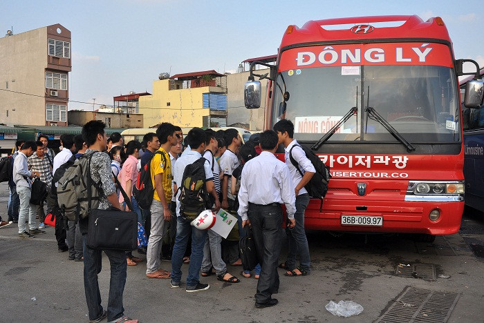 Dù đã có những tính toán và bổ xung xe trong dịp nghỉ lễ 30/4, 1/5 để phục vụ nhân dân đi lại nhưng vẫn còn tình trạng thiếu xe, đùn đẩy, chen lấn nhau lên xe.