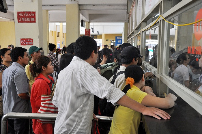 Phòng bán vé trật kín người và mỗi lúc một đông hơn khi về chiều.