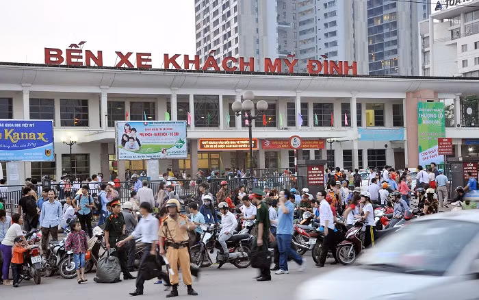 Hơn18 giờ, bến xe Mỹ Đình vẫn có mật độ người đi lại đông đúc