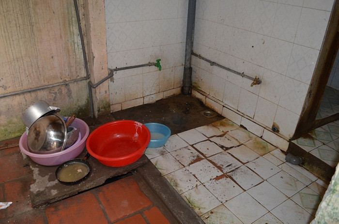 Nhà trọ giá rẻ thì bao giờ cũng có khu vệ sinh chung và rất bẩn Nhà trọ giá rẻ thì bao giờ cũng có khu vệ sinh chung và rất bẩn