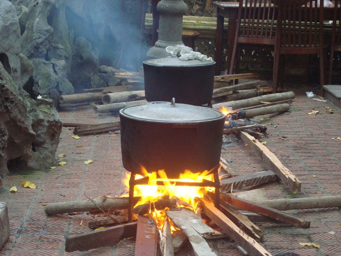 Cơm được nấu bằng bếp củi