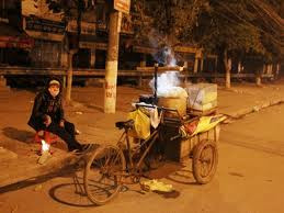 Hình ảnh những xe hàng rong vẫn rong ruổi trên phố về dêm