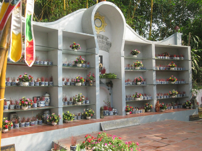 Nằm trong khuôn viên vườn cây rất thoáng mát, là nơi an nghỉ cho những chú chó mèo cưng.