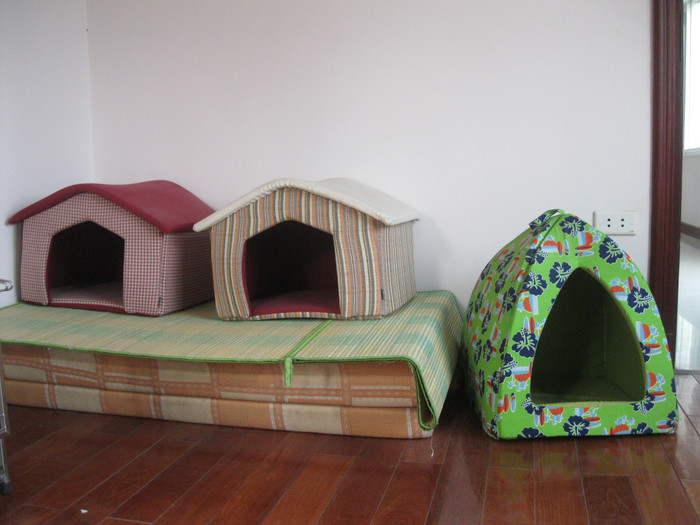 Ngôi nhà nhỏ của thú cưng vui chơi trong khách sạn chó-mèo có giá 400.000 đồng/đêm. Sẽ có 1 nhân viên chăm sóc 2-3 con vật, ngoài ra mỗi chú chó, mèo có thể phải ở chung chuồng, thức ăn bình dân hơn.