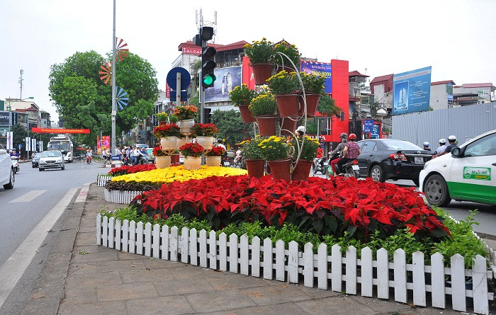 Trên phố Kim Mã được bố trí treo nhiều băng rôn và hoa… Trên phố Kim Mã được bố trí treo nhiều băng rôn và hoa…