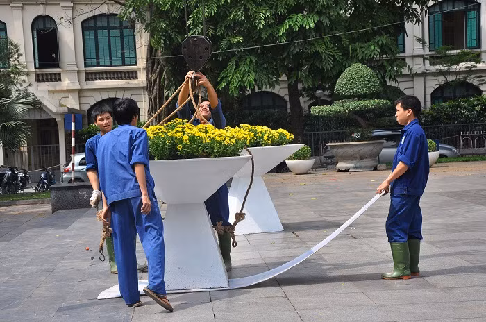 Khu vực tượng đài Lý Thái Tổ cũng được trang hoàng bởi những bồn hoa lạ mắt