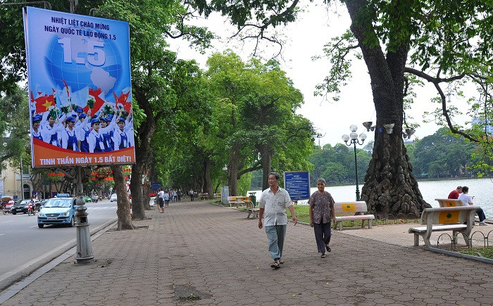 Người dân Hà Nội đón ngày thống nhất và ngày Quốc tế lao động trong cảnh thanh bình. Người dân Hà Nội đón ngày thống nhất và ngày Quốc tế lao động trong cảnh thanh bình.