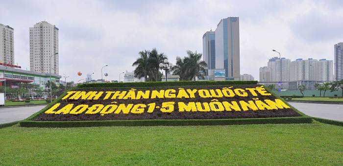 Trên nhiều tuyến phố như: Nguyễn Chí Thanh, Láng, Kim Mã… cũng rực rỡ bởi những hàng hoa kết chữ chào mừng 30/4, 1/5 Trên nhiều tuyến phố như: Nguyễn Chí Thanh, Láng, Kim Mã… cũng rực rỡ bởi những hàng hoa kết chữ chào mừng 30/4, 1/5