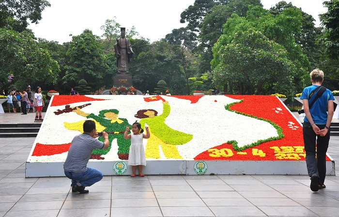 Bức tranh bằng hoa đẹp lung linh trước tượng đài Lý Thái Tổ thu hút được nhiều du Bức tranh bằng hoa đẹp lung linh trước tượng đài Lý Thái Tổ thu hút được nhiều du