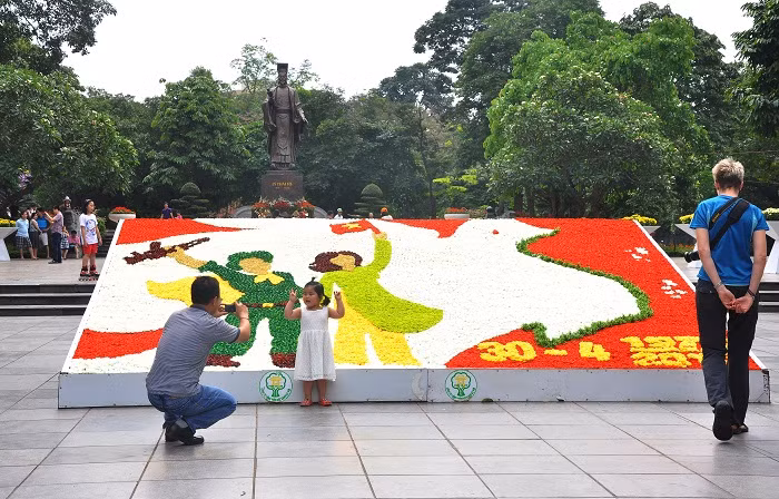 Bức tranh bằng hoa đẹp lung linh trước tượng đài Lý Thái Tổ thu hút được nhiều du