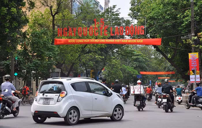 Trên đường Bà Triệu...