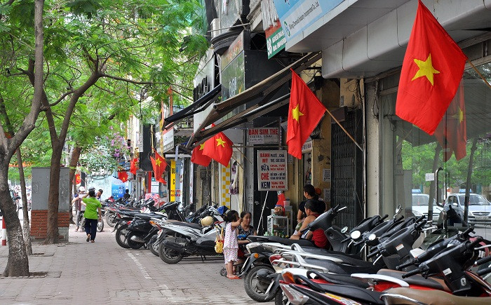 Cờ Tổ Quốc được treo khắp trên các con phố của Thủ đô Cờ Tổ Quốc được treo khắp trên các con phố của Thủ đô